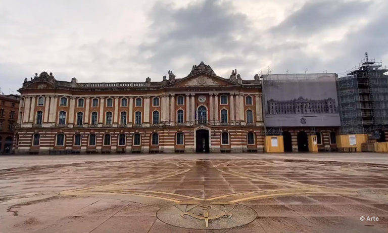 Filmstill aus "Das Corona Journal Toulouse" von Arte mit dem menschenlehren Place du Capitole, © Arte