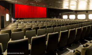 Gloria Kino Stuttgart, Innenansicht mit leeren Kinoreihen & Leinwand (by EM Filmtheaterbetriebe Mertz Stuttgart)