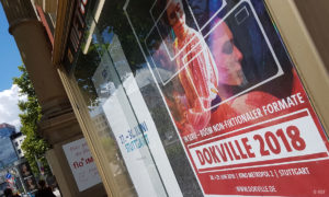 DOKVILLE 2018: Plakat im Schaufenster des Metropol-Kinos Stuttgart (© HDF)