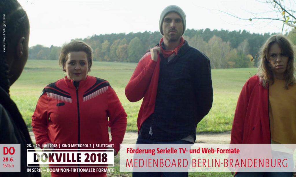 DOKVILLE 2018: Medienboard Filmförderung – Filmstill aus "Supercrew": Zwei Frauen und ein Mann in Trainingsanzügen vor einem Feld (© Sehr gute Filme)