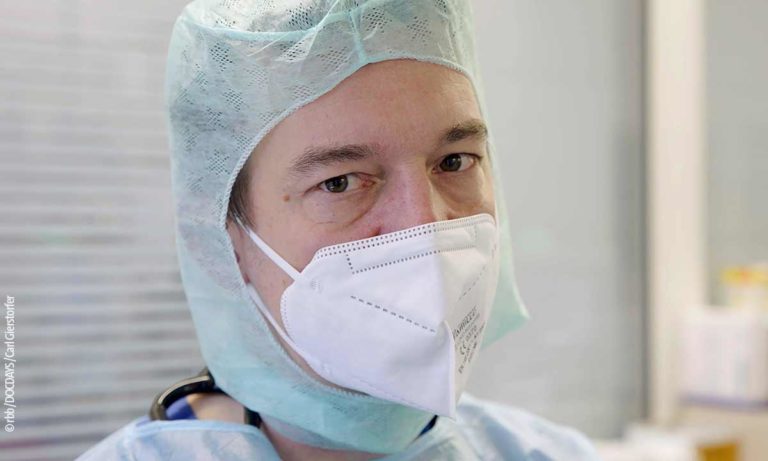 Arzt mit Schutzausrüstung in Doku-Serie "Charité Intensiv: Station 43"