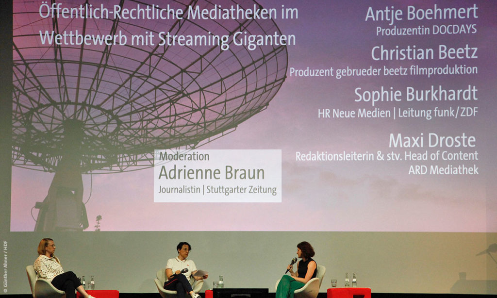 Foto von Diskussionsteilnehmenden beim Panel "Öffentlich-rechtliche Mediatheken im Wettbewerb mit Streaming-Giganten (Foto: Günther Ahner/HDF)