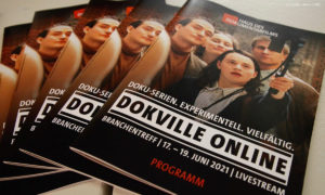 Das Programmheft zu DOKVILLE 2021. Das Titelbild stammt aus der Instagram-Serie "Ich bin Sophie Scholl" © Günther Ahner/HDF