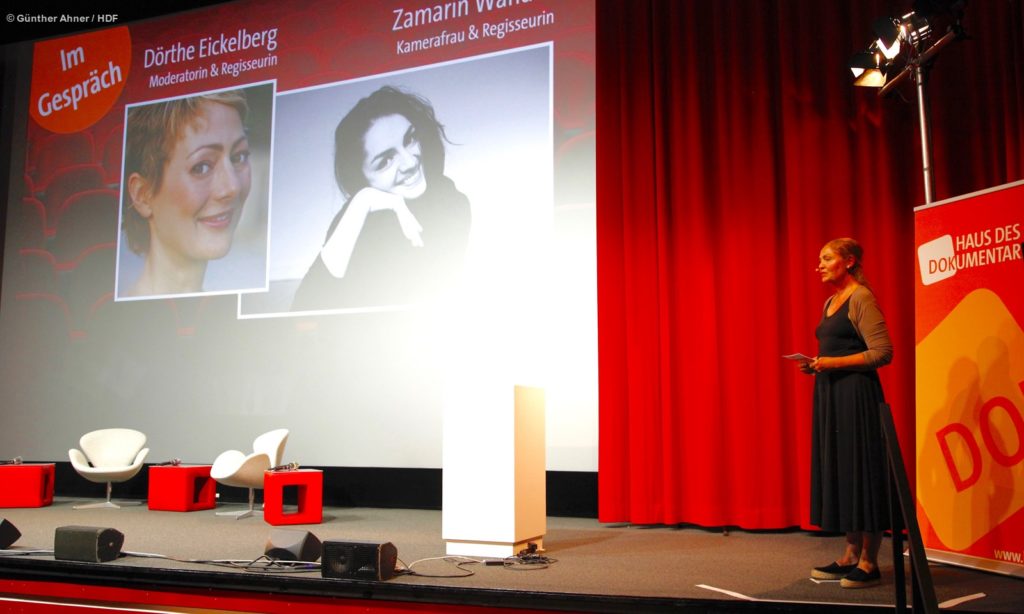 DOKVILLE-Kuratorin Astrid Beyer kündigt das Gespräch zwischen Zamarin Wahdat und Dörthe Eickelberg an © Günther Ahner/HDF