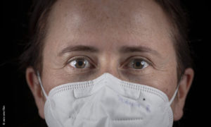 Keyvisual Schockwellen - Ärztin Susanne mit FFP2 Maske (by zero one film)