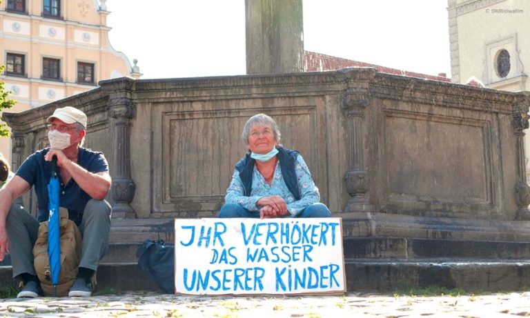 "Bis zum letzten Tropfen - Die Doku": In der Lüneburger Heide wird gegen die Privatisierung der Wasservorkommen demonstriert © SWR/Diwafilm