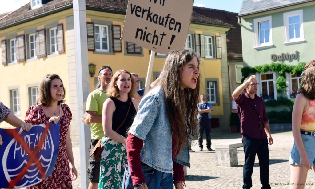 "Bis zum letzten Tropfen": Ava Sommer (Hannah Schiller) führt die Protestbewegung an © SWR/diwafilm/Jürgen Olczyk
