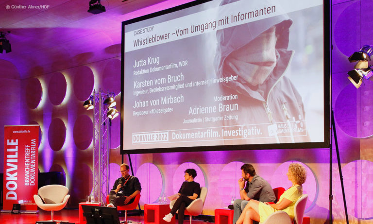 Panel "Whistleblower. Vom Umgang mit Informanten". Es spricht Filmemacher Johan von Mirbach. (Foto: Günther Ahner/HDF)