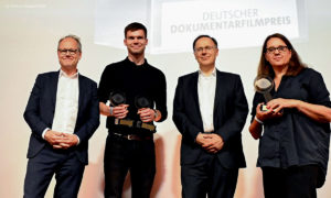 Die Preisträger des Deutschen Dokumentarfilmpreises 2022 mit Vertretern der Preisstifter SWR und Mit freundlichen Grüßen (Foto: Patricia Neligan/SWR)