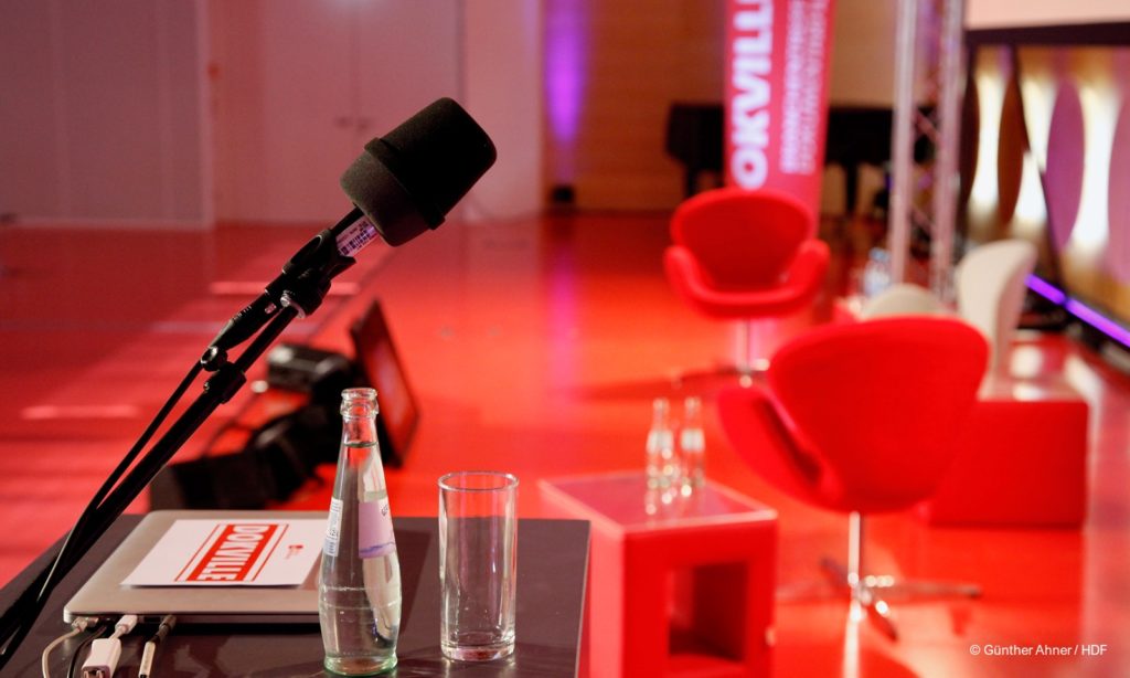 {"type":"elementor","siteurl":"https://dokville.de/wp-json/","elements":[{"id":"b4f0dbe","elType":"widget","isInner":false,"isLocked":false,"settings":{"editor":"Es liegt in der Natur der Sache, dass heute noch unklar ist, welches Epochen-Etikett Historikerinnen und Historiker einmal, nach ausführlicher faktenbasierter Rückschau, für unsere Gegenwart entwickeln werden. Wir, die wir in dieser Gegenwart leben, können heute lediglich unsere unterschiedlichen Wahrnehmungen einsammeln und versuchen, diese zu einer halbwegs schlüssigen Erzählung über den Charakter unserer Zeit zusammenzuführen. Ein Kapitel dieser Erzählung würde, schon aus Demut vor der aktuellen Komplexität des Weltgeschehens, vorsichtig dem Gefühl Ausdruck verleihen, dass wir ein disruptives Ende von Gewissheiten erleben. Was gestern noch ein konsensual erarbeitetes Fundament menschlichen Miteinanders war, steht unvermittelt zur Disposition. So wurden zum Beispiel die mühsam erarbeiteten Prinzipien des Multilateralismus über Bord geworfen, sozusagen von jetzt auf gleich. Zwischenstaatliche Konflikte auf der Basis einer von allen Akteuren akzeptierten regelbasierten Ordnung zu lösen oder Lösungen durch gemeinsam getragene supranationale Organisationen wie UNO, Nato etc. ausarbeiten zu lassen, das war ein aus schmerzhafter Erfahrung geborenes Modell für ein staatliches Miteinander. Sicher, das Modell hat nicht immer funktioniert, hat auch immer wieder tiefe Kratzer abbekommen. Doch heute ist das Modell geschreddert von einem Geist, dessen Konturen erst langsam sichtbar werden. Aber die Sorge, dass die einst erhoffte Stärke des Rechts abgelöst wird durch das Recht des Stärkeren, ist nur zu berechtigt.","goo1_ElementorRestrictContent_products":[],"_margin":{"unit":"px","top":"-18","right":"0","bottom":"0","left":"0","isLinked":false},"drop_cap":"","text_columns":"","text_columns_tablet":"","text_columns_mobile":"","column_gap":{"unit":"px","size":"","sizes":[]},"column_gap_tablet":{"unit":"px","size":"","sizes":[]},"column_gap_mobile":{"unit":"px","size":"","sizes":[]},"align":"","align_tablet":"","align_mobile":"","typography_typography":"","typography_font_family":"","typography_font_size":{"unit":"px","size":"","sizes":[]},"typography_font_size_tablet":{"unit":"px","size":"","sizes":[]},"typography_font_size_mobile":{"unit":"px","size":"","sizes":[]},"typography_font_weight":"","typography_text_transform":"","typography_font_style":"","typography_text_decoration":"","typography_line_height":{"unit":"px","size":"","sizes":[]},"typography_line_height_tablet":{"unit":"em","size":"","sizes":[]},"typography_line_height_mobile":{"unit":"em","size":"","sizes":[]},"typography_letter_spacing":{"unit":"px","size":"","sizes":[]},"typography_letter_spacing_tablet":{"unit":"px","size":"","sizes":[]},"typography_letter_spacing_mobile":{"unit":"px","size":"","sizes":[]},"typography_word_spacing":{"unit":"px","size":"","sizes":[]},"typography_word_spacing_tablet":{"unit":"em","size":"","sizes":[]},"typography_word_spacing_mobile":{"unit":"em","size":"","sizes":[]},"text_shadow_text_shadow_type":"","text_shadow_text_shadow":{"horizontal":0,"vertical":0,"blur":10,"color":"rgba(0,0,0,0.3)"},"paragraph_spacing":{"unit":"px","size":"","sizes":[]},"paragraph_spacing_tablet":{"unit":"px","size":"","sizes":[]},"paragraph_spacing_mobile":{"unit":"px","size":"","sizes":[]},"text_color":"","link_color":"","link_hover_color":"","link_hover_color_transition_duration":{"unit":"s","size":"","sizes":[]},"drop_cap_view":"default","drop_cap_primary_color":"","drop_cap_secondary_color":"","drop_cap_shadow_text_shadow_type":"","drop_cap_shadow_text_shadow":{"horizontal":0,"vertical":0,"blur":10,"color":"rgba(0,0,0,0.3)"},"drop_cap_size":{"unit":"px","size":5,"sizes":[]},"drop_cap_space":{"unit":"px","size":10,"sizes":[]},"drop_cap_border_radius":{"unit":"%","size":"","sizes":[]},"drop_cap_border_width":{"unit":"px","top":"","right":"","bottom":"","left":"","isLinked":true},"drop_cap_typography_typography":"","drop_cap_typography_font_family":"","drop_cap_typography_font_size":{"unit":"px","size":"","sizes":[]},"drop_cap_typography_font_size_tablet":{"unit":"px","size":"","sizes":[]},"drop_cap_typography_font_size_mobile":{"unit":"px","size":"","sizes":[]},"drop_cap_typography_font_weight":"","drop_cap_typography_text_transform":"","drop_cap_typography_font_style":"","drop_cap_typography_text_decoration":"","drop_cap_typography_line_height":{"unit":"px","size":"","sizes":[]},"drop_cap_typography_line_height_tablet":{"unit":"em","size":"","sizes":[]},"drop_cap_typography_line_height_mobile":{"unit":"em","size":"","sizes":[]},"drop_cap_typography_word_spacing":{"unit":"px","size":"","sizes":[]},"drop_cap_typography_word_spacing_tablet":{"unit":"em","size":"","sizes":[]},"drop_cap_typography_word_spacing_mobile":{"unit":"em","size":"","sizes":[]},"_title":"","_margin_tablet":{"unit":"px","top":"","right":"","bottom":"","left":"","isLinked":true},"_margin_mobile":{"unit":"px","top":"","right":"","bottom":"","left":"","isLinked":true},"_padding":{"unit":"px","top":"","right":"","bottom":"","left":"","isLinked":true},"_padding_tablet":{"unit":"px","top":"","right":"","bottom":"","left":"","isLinked":true},"_padding_mobile":{"unit":"px","top":"","right":"","bottom":"","left":"","isLinked":true},"_element_width":"","_element_width_tablet":"","_element_width_mobile":"","_element_custom_width":{"unit":"%","size":"","sizes":[]},"_element_custom_width_tablet":{"unit":"px","size":"","sizes":[]},"_element_custom_width_mobile":{"unit":"px","size":"","sizes":[]},"_grid_column":"","_grid_column_tablet":"","_grid_column_mobile":"","_grid_column_custom":"","_grid_column_custom_tablet":"","_grid_column_custom_mobile":"","_grid_row":"","_grid_row_tablet":"","_grid_row_mobile":"","_grid_row_custom":"","_grid_row_custom_tablet":"","_grid_row_custom_mobile":"","_element_vertical_align":"","_element_vertical_align_tablet":"","_element_vertical_align_mobile":"","_position":"","_offset_orientation_h":"start","_offset_x":{"unit":"px","size":0,"sizes":[]},"_offset_x_tablet":{"unit":"px","size":"","sizes":[]},"_offset_x_mobile":{"unit":"px","size":"","sizes":[]},"_offset_x_end":{"unit":"px","size":0,"sizes":[]},"_offset_x_end_tablet":{"unit":"px","size":"","sizes":[]},"_offset_x_end_mobile":{"unit":"px","size":"","sizes":[]},"_offset_orientation_v":"start","_offset_y":{"unit":"px","size":0,"sizes":[]},"_offset_y_tablet":{"unit":"px","size":"","sizes":[]},"_offset_y_mobile":{"unit":"px","size":"","sizes":[]},"_offset_y_end":{"unit":"px","size":0,"sizes":[]},"_offset_y_end_tablet":{"unit":"px","size":"","sizes":[]},"_offset_y_end_mobile":{"unit":"px","size":"","sizes":[]},"_z_index":"","_z_index_tablet":"","_z_index_mobile":"","_element_id":"","_css_classes":"","e_display_conditions":"","goo1_ElementorRestrictContent_enabled":"no","goo1_ElementorRestrictContent_isloggedin":"no","goo1_ElementorRestrictContent_byUserRole":"no","goo1_ElementorRestrictContent_role_administrator":"no","goo1_ElementorRestrictContent_role_editor":"no","goo1_ElementorRestrictContent_role_author":"no","goo1_ElementorRestrictContent_role_contributor":"no","goo1_ElementorRestrictContent_role_subscriber":"no","goo1_ElementorRestrictContent_role_wpseo_manager":"no","goo1_ElementorRestrictContent_role_wpseo_editor":"no","goo1_ElementorRestrictContent_role_customer":"no","goo1_ElementorRestrictContent_role_shop_manager":"no","goo1_ElementorRestrictContent_byWooCommerceProduct":"no","goo1_ElementorRestrictContent_inverse":"no","goo1_ElementorRestrictContent_replacementtype":"none","goo1_ElementorRestrictContent_replacementtemplate":"","goo1_ElementorRestrictContent_replacementwysiwyg":"","goo1_ElementorRestrictContent_replacementshortcode":"","goo1_ElementorRestrictContent_dtvon":"","goo1_ElementorRestrictContent_replacementtypevon":"none","goo1_ElementorRestrictContent_blockvontemplates":"","goo1_ElementorRestrictContent_dtbis":"","goo1_ElementorRestrictContent_replacementtypebis":"none","goo1_ElementorRestrictContent_blockbistemplates":"","eael_wrapper_link_switch":"","eael_wrapper_link":{"url":"","is_external":"","nofollow":"","custom_attributes":""},"eael_wrapper_link_disable_traditional":"","eael_hover_effect_switch":"","eael_hover_effect_enable_live_changes":"","eael_hover_effect_opacity_popover":"","eael_hover_effect_opacity":{"unit":"px","size":0.8,"sizes":[]},"eael_hover_effect_filter_popover":"","eael_hover_effect_blur_is_on":"","eael_hover_effect_blur":{"unit":"px","size":1,"sizes":[]},"eael_hover_effect_contrast_is_on":"","eael_hover_effect_contrast":{"unit":"px","size":80,"sizes":[]},"eael_hover_effect_grayscale_is_on":"","eael_hover_effect_grayscal":{"unit":"px","size":40,"sizes":[]},"eael_hover_effect_invert_is_on":"","eael_hover_effect_invert":{"unit":"px","size":70,"sizes":[]},"eael_hover_effect_saturate_is_on":"","eael_hover_effect_saturate":{"unit":"px","size":50,"sizes":[]},"eael_hover_effect_sepia_is_on":"","eael_hover_effect_sepia":{"unit":"px","size":50,"sizes":[]},"eael_hover_effect_offset_popover":"","eael_hover_effect_offset_left":{"unit":"px","size":5,"sizes":[]},"eael_hover_effect_offset_left_tablet":{"unit":"px","size":"","sizes":[]},"eael_hover_effect_offset_left_mobile":{"unit":"px","size":"","sizes":[]},"eael_hover_effect_offset_top":{"unit":"px","size":5,"sizes":[]},"eael_hover_effect_offset_top_tablet":{"unit":"px","size":"","sizes":[]},"eael_hover_effect_offset_top_mobile":{"unit":"px","size":"","sizes":[]},"eael_hover_effect_transform_popover":"","eael_hover_effect_rotate_is_on":"","eael_hover_effect_transform_rotatex":{"unit":"px","size":0,"sizes":[]},"eael_hover_effect_transform_rotatex_tablet":{"unit":"px","size":"","sizes":[]},"eael_hover_effect_transform_rotatex_mobile":{"unit":"px","size":"","sizes":[]},"eael_hover_effect_transform_rotatey":{"unit":"px","size":0,"sizes":[]},"eael_hover_effect_transform_rotatey_tablet":{"unit":"px","size":"","sizes":[]},"eael_hover_effect_transform_rotatey_mobile":{"unit":"px","size":"","sizes":[]},"eael_hover_effect_transform_rotatez":{"unit":"px","size":5,"sizes":[]},"eael_hover_effect_transform_rotatez_tablet":{"unit":"px","size":"","sizes":[]},"eael_hover_effect_transform_rotatez_mobile":{"unit":"px","size":"","sizes":[]},"eael_hover_effect_scale_is_on":"","eael_hover_effect_transform_scalex":{"unit":"px","size":0.9,"sizes":[]},"eael_hover_effect_transform_scalex_tablet":{"unit":"px","size":"","sizes":[]},"eael_hover_effect_transform_scalex_mobile":{"unit":"px","size":"","sizes":[]},"eael_hover_effect_transform_scaley":{"unit":"px","size":0.9,"sizes":[]},"eael_hover_effect_transform_scaley_tablet":{"unit":"px","size":"","sizes":[]},"eael_hover_effect_transform_scaley_mobile":{"unit":"px","size":"","sizes":[]},"eael_hover_effect_skew_is_on":"","eael_hover_effect_transform_skewx":{"unit":"px","size":5,"sizes":[]},"eael_hover_effect_transform_skewx_tablet":{"unit":"px","size":"","sizes":[]},"eael_hover_effect_transform_skewx_mobile":{"unit":"px","size":"","sizes":[]},"eael_hover_effect_transform_skewy":{"unit":"px","size":5,"sizes":[]},"eael_hover_effect_transform_skewy_tablet":{"unit":"px","size":"","sizes":[]},"eael_hover_effect_transform_skewy_mobile":{"unit":"px","size":"","sizes":[]},"eael_hover_effect_general_settings_duration":{"unit":"px","size":1000,"sizes":[]},"eael_hover_effect_general_settings_delay":{"unit":"px","size":"","sizes":[]},"eael_hover_effect_general_settings_easing":"ease","eael_hover_effect_opacity_popover_hover":"","eael_hover_effect_opacity_hover":{"unit":"px","size":1,"sizes":[]},"eael_hover_effect_filter_hover_popover":"","eael_hover_effect_blur_hover_is_on":"","eael_hover_effect_blur_hover":{"unit":"px","size":0,"sizes":[]},"eael_hover_effect_contrast_hover_is_on":"","eael_hover_effect_contrast_hover":{"unit":"%","size":100,"sizes":[]},"eael_hover_effect_grayscale_hover_is_on":"","eael_hover_effect_grayscal_hover":{"unit":"%","size":0,"sizes":[]},"eael_hover_effect_invert_hover_is_on":"","eael_hover_effect_invert_hover":{"unit":"%","size":0,"sizes":[]},"eael_hover_effect_saturate_hover_is_on":"","eael_hover_effect_saturate_hover":{"unit":"%","size":100,"sizes":[]},"eael_hover_effect_sepia_hover_is_on":"","eael_hover_effect_sepia_hover":{"unit":"px","size":1,"sizes":[]},"eael_hover_effect_offset_hover_popover":"","eael_hover_effect_offset_hover_left":{"unit":"px","size":0,"sizes":[]},"eael_hover_effect_offset_hover_left_tablet":{"unit":"px","size":"","sizes":[]},"eael_hover_effect_offset_hover_left_mobile":{"unit":"px","size":"","sizes":[]},"eael_hover_effect_offset_hover_top":{"unit":"px","size":0,"sizes":[]},"eael_hover_effect_offset_hover_top_tablet":{"unit":"px","size":"","sizes":[]},"eael_hover_effect_offset_hover_top_mobile":{"unit":"px","size":"","sizes":[]},"eael_hover_effect_transform_hover_popover":"","eael_hover_effect_rotate_hover_is_on":"","eael_hover_effect_transform_hover_rotatex":{"unit":"px","size":0,"sizes":[]},"eael_hover_effect_transform_hover_rotatex_tablet":{"unit":"px","size":"","sizes":[]},"eael_hover_effect_transform_hover_rotatex_mobile":{"unit":"px","size":"","sizes":[]},"eael_hover_effect_transform_hover_rotatey":{"unit":"px","size":0,"sizes":[]},"eael_hover_effect_transform_hover_rotatey_tablet":{"unit":"px","size":"","sizes":[]},"eael_hover_effect_transform_hover_rotatey_mobile":{"unit":"px","size":"","sizes":[]},"eael_hover_effect_transform_hover_rotatez":{"unit":"px","size":0,"sizes":[]},"eael_hover_effect_transform_hover_rotatez_tablet":{"unit":"px","size":"","sizes":[]},"eael_hover_effect_transform_hover_rotatez_mobile":{"unit":"px","size":"","sizes":[]},"eael_hover_effect_scale_hover_is_on":"","eael_hover_effect_transform_hover_scalex":{"unit":"px","size":1,"sizes":[]},"eael_hover_effect_transform_hover_scalex_tablet":{"unit":"px","size":"","sizes":[]},"eael_hover_effect_transform_hover_scalex_mobile":{"unit":"px","size":"","sizes":[]},"eael_hover_effect_transform_hover_scaley":{"unit":"px","size":0,"sizes":[]},"eael_hover_effect_transform_hover_scaley_tablet":{"unit":"px","size":"","sizes":[]},"eael_hover_effect_transform_hover_scaley_mobile":{"unit":"px","size":"","sizes":[]},"eael_hover_effect_skew_hover_is_on":"","eael_hover_effect_transform_hover_skewx":{"unit":"px","size":0,"sizes":[]},"eael_hover_effect_transform_hover_skewx_tablet":{"unit":"px","size":"","sizes":[]},"eael_hover_effect_transform_hover_skewx_mobile":{"unit":"px","size":"","sizes":[]},"eael_hover_effect_transform_hover_skewy":{"unit":"px","size":0,"sizes":[]},"eael_hover_effect_transform_hover_skewy_tablet":{"unit":"px","size":"","sizes":[]},"eael_hover_effect_transform_hover_skewy_mobile":{"unit":"px","size":"","sizes":[]},"eael_hover_effect_general_settings_hover_duration":{"unit":"px","size":1000,"sizes":[]},"eael_hover_effect_general_settings_hover_delay":{"unit":"px","size":"","sizes":[]},"eael_hover_effect_general_settings_hover_easing":"ease","eael_hover_effect_hover_tilt":"","jet_family_widget_is_order_orientaion":"false","jet_family_widget_order_orientaion":"","jet_family_widget_order_orientaion_tablet":"","jet_family_widget_order_orientaion_mobile":"","jet_family_widget_is_flex_basis":"false","jet_family_widget_flex_basis":{"unit":"px","size":0,"sizes":[]},"jet_family_widget_flex_basis_tablet":{"unit":"px","size":"","sizes":[]},"jet_family_widget_flex_basis_mobile":{"unit":"px","size":"","sizes":[]},"motion_fx_motion_fx_scrolling":"","motion_fx_translateY_effect":"","motion_fx_translateY_direction":"","motion_fx_translateY_speed":{"unit":"px","size":4,"sizes":[]},"motion_fx_translateY_affectedRange":{"unit":"%","size":"","sizes":{"start":0,"end":100}},"motion_fx_translateX_effect":"","motion_fx_translateX_direction":"","motion_fx_translateX_speed":{"unit":"px","size":4,"sizes":[]},"motion_fx_translateX_affectedRange":{"unit":"%","size":"","sizes":{"start":0,"end":100}},"motion_fx_opacity_effect":"","motion_fx_opacity_direction":"out-in","motion_fx_opacity_level":{"unit":"px","size":10,"sizes":[]},"motion_fx_opacity_range":{"unit":"%","size":"","sizes":{"start":20,"end":80}},"motion_fx_blur_effect":"","motion_fx_blur_direction":"out-in","motion_fx_blur_level":{"unit":"px","size":7,"sizes":[]},"motion_fx_blur_range":{"unit":"%","size":"","sizes":{"start":20,"end":80}},"motion_fx_rotateZ_effect":"","motion_fx_rotateZ_direction":"","motion_fx_rotateZ_speed":{"unit":"px","size":1,"sizes":[]},"motion_fx_rotateZ_affectedRange":{"unit":"%","size":"","sizes":{"start":0,"end":100}},"motion_fx_scale_effect":"","motion_fx_scale_direction":"out-in","motion_fx_scale_speed":{"unit":"px","size":4,"sizes":[]},"motion_fx_scale_range":{"unit":"%","size":"","sizes":{"start":20,"end":80}},"motion_fx_transform_origin_x":"center","motion_fx_transform_origin_y":"center","motion_fx_devices":["desktop","tablet","mobile"],"motion_fx_range":"","motion_fx_motion_fx_mouse":"","motion_fx_mouseTrack_effect":"","motion_fx_mouseTrack_direction":"","motion_fx_mouseTrack_speed":{"unit":"px","size":1,"sizes":[]},"motion_fx_tilt_effect":"","motion_fx_tilt_direction":"","motion_fx_tilt_speed":{"unit":"px","size":4,"sizes":[]},"handle_motion_fx_asset_loading":"","sticky":"","sticky_on":["desktop","tablet","mobile"],"sticky_offset":0,"sticky_offset_tablet":"","sticky_offset_mobile":"","sticky_effects_offset":0,"sticky_effects_offset_tablet":"","sticky_effects_offset_mobile":"","sticky_anchor_link_offset":0,"sticky_anchor_link_offset_tablet":"","sticky_anchor_link_offset_mobile":"","sticky_parent":"","_animation":"","_animation_tablet":"","_animation_mobile":"","animation_duration":"","_animation_delay":"","_transform_rotate_popover":"","_transform_rotateZ_effect":{"unit":"px","size":"","sizes":[]},"_transform_rotateZ_effect_tablet":{"unit":"deg","size":"","sizes":[]},"_transform_rotateZ_effect_mobile":{"unit":"deg","size":"","sizes":[]},"_transform_rotate_3d":"","_transform_rotateX_effect":{"unit":"px","size":"","sizes":[]},"_transform_rotateX_effect_tablet":{"unit":"deg","size":"","sizes":[]},"_transform_rotateX_effect_mobile":{"unit":"deg","size":"","sizes":[]},"_transform_rotateY_effect":{"unit":"px","size":"","sizes":[]},"_transform_rotateY_effect_tablet":{"unit":"deg","size":"","sizes":[]},"_transform_rotateY_effect_mobile":{"unit":"deg","size":"","sizes":[]},"_transform_perspective_effect":{"unit":"px","size":"","sizes":[]},"_transform_perspective_effect_tablet":{"unit":"px","size":"","sizes":[]},"_transform_perspective_effect_mobile":{"unit":"px","size":"","sizes":[]},"_transform_translate_popover":"","_transform_translateX_effect":{"unit":"px","size":"","sizes":[]},"_transform_translateX_effect_tablet":{"unit":"px","size":"","sizes":[]},"_transform_translateX_effect_mobile":{"unit":"px","size":"","sizes":[]},"_transform_translateY_effect":{"unit":"px","size":"","sizes":[]},"_transform_translateY_effect_tablet":{"unit":"px","size":"","sizes":[]},"_transform_translateY_effect_mobile":{"unit":"px","size":"","sizes":[]},"_transform_scale_popover":"","_transform_keep_proportions":"yes","_transform_scale_effect":{"unit":"px","size":"","sizes":[]},"_transform_scale_effect_tablet":{"unit":"px","size":"","sizes":[]},"_transform_scale_effect_mobile":{"unit":"px","size":"","sizes":[]},"_transform_scaleX_effect":{"unit":"px","size":"","sizes":[]},"_transform_scaleX_effect_tablet":{"unit":"px","size":"","sizes":[]},"_transform_scaleX_effect_mobile":{"unit":"px","size":"","sizes":[]},"_transform_scaleY_effect":{"unit":"px","size":"","sizes":[]},"_transform_scaleY_effect_tablet":{"unit":"px","size":"","sizes":[]},"_transform_scaleY_effect_mobile":{"unit":"px","size":"","sizes":[]},"_transform_skew_popover":"","_transform_skewX_effect":{"unit":"px","size":"","sizes":[]},"_transform_skewX_effect_tablet":{"unit":"deg","size":"","sizes":[]},"_transform_skewX_effect_mobile":{"unit":"deg","size":"","sizes":[]},"_transform_skewY_effect":{"unit":"px","size":"","sizes":[]},"_transform_skewY_effect_tablet":{"unit":"deg","size":"","sizes":[]},"_transform_skewY_effect_mobile":{"unit":"deg","size":"","sizes":[]},"_transform_flipX_effect":"","_transform_flipY_effect":"","_transform_rotate_popover_hover":"","_transform_rotateZ_effect_hover":{"unit":"px","size":"","sizes":[]},"_transform_rotateZ_effect_hover_tablet":{"unit":"deg","size":"","sizes":[]},"_transform_rotateZ_effect_hover_mobile":{"unit":"deg","size":"","sizes":[]},"_transform_rotate_3d_hover":"","_transform_rotateX_effect_hover":{"unit":"px","size":"","sizes":[]},"_transform_rotateX_effect_hover_tablet":{"unit":"deg","size":"","sizes":[]},"_transform_rotateX_effect_hover_mobile":{"unit":"deg","size":"","sizes":[]},"_transform_rotateY_effect_hover":{"unit":"px","size":"","sizes":[]},"_transform_rotateY_effect_hover_tablet":{"unit":"deg","size":"","sizes":[]},"_transform_rotateY_effect_hover_mobile":{"unit":"deg","size":"","sizes":[]},"_transform_perspective_effect_hover":{"unit":"px","size":"","sizes":[]},"_transform_perspective_effect_hover_tablet":{"unit":"px","size":"","sizes":[]},"_transform_perspective_effect_hover_mobile":{"unit":"px","size":"","sizes":[]},"_transform_translate_popover_hover":"","_transform_translateX_effect_hover":{"unit":"px","size":"","sizes":[]},"_transform_translateX_effect_hover_tablet":{"unit":"px","size":"","sizes":[]},"_transform_translateX_effect_hover_mobile":{"unit":"px","size":"","sizes":[]},"_transform_translateY_effect_hover":{"unit":"px","size":"","sizes":[]},"_transform_translateY_effect_hover_tablet":{"unit":"px","size":"","sizes":[]},"_transform_translateY_effect_hover_mobile":{"unit":"px","size":"","sizes":[]},"_transform_scale_popover_hover":"","_transform_keep_proportions_hover":"yes","_transform_scale_effect_hover":{"unit":"px","size":"","sizes":[]},"_transform_scale_effect_hover_tablet":{"unit":"px","size":"","sizes":[]},"_transform_scale_effect_hover_mobile":{"unit":"px","size":"","sizes":[]},"_transform_scaleX_effect_hover":{"unit":"px","size":"","sizes":[]},"_transform_scaleX_effect_hover_tablet":{"unit":"px","size":"","sizes":[]},"_transform_scaleX_effect_hover_mobile":{"unit":"px","size":"","sizes":[]},"_transform_scaleY_effect_hover":{"unit":"px","size":"","sizes":[]},"_transform_scaleY_effect_hover_tablet":{"unit":"px","size":"","sizes":[]},"_transform_scaleY_effect_hover_mobile":{"unit":"px","size":"","sizes":[]},"_transform_skew_popover_hover":"","_transform_skewX_effect_hover":{"unit":"px","size":"","sizes":[]},"_transform_skewX_effect_hover_tablet":{"unit":"deg","size":"","sizes":[]},"_transform_skewX_effect_hover_mobile":{"unit":"deg","size":"","sizes":[]},"_transform_skewY_effect_hover":{"unit":"px","size":"","sizes":[]},"_transform_skewY_effect_hover_tablet":{"unit":"deg","size":"","sizes":[]},"_transform_skewY_effect_hover_mobile":{"unit":"deg","size":"","sizes":[]},"_transform_flipX_effect_hover":"","_transform_flipY_effect_hover":"","_transform_transition_hover":{"unit":"px","size":"","sizes":[]},"motion_fx_transform_x_anchor_point":"","motion_fx_transform_x_anchor_point_tablet":"","motion_fx_transform_x_anchor_point_mobile":"","motion_fx_transform_y_anchor_point":"","motion_fx_transform_y_anchor_point_tablet":"","motion_fx_transform_y_anchor_point_mobile":"","_background_background":"","_background_color":"","_background_color_stop":{"unit":"%","size":0,"sizes":[]},"_background_color_stop_tablet":{"unit":"%"},"_background_color_stop_mobile":{"unit":"%"},"_background_color_b":"#f2295b","_background_color_b_stop":{"unit":"%","size":100,"sizes":[]},"_background_color_b_stop_tablet":{"unit":"%"},"_background_color_b_stop_mobile":{"unit":"%"},"_background_gradient_type":"linear","_background_gradient_angle":{"unit":"deg","size":180,"sizes":[]},"_background_gradient_angle_tablet":{"unit":"deg"},"_background_gradient_angle_mobile":{"unit":"deg"},"_background_gradient_position":"center center","_background_gradient_position_tablet":"","_background_gradient_position_mobile":"","_background_image":{"url":"","id":"","size":""},"_background_image_tablet":{"url":"","id":"","size":""},"_background_image_mobile":{"url":"","id":"","size":""},"_background_position":"","_background_position_tablet":"","_background_position_mobile":"","_background_xpos":{"unit":"px","size":0,"sizes":[]},"_background_xpos_tablet":{"unit":"px","size":0,"sizes":[]},"_background_xpos_mobile":{"unit":"px","size":0,"sizes":[]},"_background_ypos":{"unit":"px","size":0,"sizes":[]},"_background_ypos_tablet":{"unit":"px","size":0,"sizes":[]},"_background_ypos_mobile":{"unit":"px","size":0,"sizes":[]},"_background_attachment":"","_background_repeat":"","_background_repeat_tablet":"","_background_repeat_mobile":"","_background_size":"","_background_size_tablet":"","_background_size_mobile":"","_background_bg_width":{"unit":"%","size":100,"sizes":[]},"_background_bg_width_tablet":{"unit":"px","size":"","sizes":[]},"_background_bg_width_mobile":{"unit":"px","size":"","sizes":[]},"_background_video_link":"","_background_video_start":"","_background_video_end":"","_background_play_once":"","_background_play_on_mobile":"","_background_privacy_mode":"","_background_video_fallback":{"url":"","id":"","size":""},"_background_slideshow_gallery":[],"_background_slideshow_loop":"yes","_background_slideshow_slide_duration":5000,"_background_slideshow_slide_transition":"fade","_background_slideshow_transition_duration":500,"_background_slideshow_background_size":"","_background_slideshow_background_size_tablet":"","_background_slideshow_background_size_mobile":"","_background_slideshow_background_position":"","_background_slideshow_background_position_tablet":"","_background_slideshow_background_position_mobile":"","_background_slideshow_lazyload":"","_background_slideshow_ken_burns":"","_background_slideshow_ken_burns_zoom_direction":"in","_background_hover_background":"","_background_hover_color":"","_background_hover_color_stop":{"unit":"%","size":0,"sizes":[]},"_background_hover_color_stop_tablet":{"unit":"%"},"_background_hover_color_stop_mobile":{"unit":"%"},"_background_hover_color_b":"#f2295b","_background_hover_color_b_stop":{"unit":"%","size":100,"sizes":[]},"_background_hover_color_b_stop_tablet":{"unit":"%"},"_background_hover_color_b_stop_mobile":{"unit":"%"},"_background_hover_gradient_type":"linear","_background_hover_gradient_angle":{"unit":"deg","size":180,"sizes":[]},"_background_hover_gradient_angle_tablet":{"unit":"deg"},"_background_hover_gradient_angle_mobile":{"unit":"deg"},"_background_hover_gradient_position":"center center","_background_hover_gradient_position_tablet":"","_background_hover_gradient_position_mobile":"","_background_hover_image":{"url":"","id":"","size":""},"_background_hover_image_tablet":{"url":"","id":"","size":""},"_background_hover_image_mobile":{"url":"","id":"","size":""},"_background_hover_position":"","_background_hover_position_tablet":"","_background_hover_position_mobile":"","_background_hover_xpos":{"unit":"px","size":0,"sizes":[]},"_background_hover_xpos_tablet":{"unit":"px","size":0,"sizes":[]},"_background_hover_xpos_mobile":{"unit":"px","size":0,"sizes":[]},"_background_hover_ypos":{"unit":"px","size":0,"sizes":[]},"_background_hover_ypos_tablet":{"unit":"px","size":0,"sizes":[]},"_background_hover_ypos_mobile":{"unit":"px","size":0,"sizes":[]},"_background_hover_attachment":"","_background_hover_repeat":"","_background_hover_repeat_tablet":"","_background_hover_repeat_mobile":"","_background_hover_size":"","_background_hover_size_tablet":"","_background_hover_size_mobile":"","_background_hover_bg_width":{"unit":"%","size":100,"sizes":[]},"_background_hover_bg_width_tablet":{"unit":"px","size":"","sizes":[]},"_background_hover_bg_width_mobile":{"unit":"px","size":"","sizes":[]},"_background_hover_video_link":"","_background_hover_video_start":"","_background_hover_video_end":"","_background_hover_play_once":"","_background_hover_play_on_mobile":"","_background_hover_privacy_mode":"","_background_hover_video_fallback":{"url":"","id":"","size":""},"_background_hover_slideshow_gallery":[],"_background_hover_slideshow_loop":"yes","_background_hover_slideshow_slide_duration":5000,"_background_hover_slideshow_slide_transition":"fade","_background_hover_slideshow_transition_duration":500,"_background_hover_slideshow_background_size":"","_background_hover_slideshow_background_size_tablet":"","_background_hover_slideshow_background_size_mobile":"","_background_hover_slideshow_background_position":"","_background_hover_slideshow_background_position_tablet":"","_background_hover_slideshow_background_position_mobile":"","_background_hover_slideshow_lazyload":"","_background_hover_slideshow_ken_burns":"","_background_hover_slideshow_ken_burns_zoom_direction":"in","_background_hover_transition":{"unit":"px","size":"","sizes":[]},"_border_border":"","_border_width":{"unit":"px","top":"","right":"","bottom":"","left":"","isLinked":true},"_border_width_tablet":{"unit":"px","top":"","right":"","bottom":"","left":"","isLinked":true},"_border_width_mobile":{"unit":"px","top":"","right":"","bottom":"","left":"","isLinked":true},"_border_color":"","_border_radius":{"unit":"px","top":"","right":"","bottom":"","left":"","isLinked":true},"_border_radius_tablet":{"unit":"px","top":"","right":"","bottom":"","left":"","isLinked":true},"_border_radius_mobile":{"unit":"px","top":"","right":"","bottom":"","left":"","isLinked":true},"_box_shadow_box_shadow_type":"","_box_shadow_box_shadow":{"horizontal":0,"vertical":0,"blur":10,"spread":0,"color":"rgba(0,0,0,0.5)"},"_box_shadow_box_shadow_position":" ","_border_hover_border":"","_border_hover_width":{"unit":"px","top":"","right":"","bottom":"","left":"","isLinked":true},"_border_hover_width_tablet":{"unit":"px","top":"","right":"","bottom":"","left":"","isLinked":true},"_border_hover_width_mobile":{"unit":"px","top":"","right":"","bottom":"","left":"","isLinked":true},"_border_hover_color":"","_border_radius_hover":{"unit":"px","top":"","right":"","bottom":"","left":"","isLinked":true},"_border_radius_hover_tablet":{"unit":"px","top":"","right":"","bottom":"","left":"","isLinked":true},"_border_radius_hover_mobile":{"unit":"px","top":"","right":"","bottom":"","left":"","isLinked":true},"_box_shadow_hover_box_shadow_type":"","_box_shadow_hover_box_shadow":{"horizontal":0,"vertical":0,"blur":10,"spread":0,"color":"rgba(0,0,0,0.5)"},"_box_shadow_hover_box_shadow_position":" ","_border_hover_transition":{"unit":"px","size":"","sizes":[]},"_mask_switch":"","_mask_shape":"circle","_mask_image":{"url":"","id":"","size":""},"_mask_notice":"","_mask_size":"contain","_mask_size_tablet":"","_mask_size_mobile":"","_mask_size_scale":{"unit":"%","size":100,"sizes":[]},"_mask_size_scale_tablet":{"unit":"px","size":"","sizes":[]},"_mask_size_scale_mobile":{"unit":"px","size":"","sizes":[]},"_mask_position":"center center","_mask_position_tablet":"","_mask_position_mobile":"","_mask_position_x":{"unit":"%","size":0,"sizes":[]},"_mask_position_x_tablet":{"unit":"px","size":"","sizes":[]},"_mask_position_x_mobile":{"unit":"px","size":"","sizes":[]},"_mask_position_y":{"unit":"%","size":0,"sizes":[]},"_mask_position_y_tablet":{"unit":"px","size":"","sizes":[]},"_mask_position_y_mobile":{"unit":"px","size":"","sizes":[]},"_mask_repeat":"no-repeat","_mask_repeat_tablet":"","_mask_repeat_mobile":"","hide_desktop":"","hide_tablet":"","hide_mobile":"","_attributes":"","custom_css":""},"defaultEditSettings":{"defaultEditRoute":"content"},"elements":[],"widgetType":"text-editor","htmlCache":"\t\t\n\t\t\t\t\t\t\t\t\t\t\n\t\t\t\tEs liegt in der Natur der Sache, dass heute noch unklar ist, welches Epochen-Etikett Historikerinnen und Historiker einmal, nach ausführlicher faktenbasierter Rückschau, für unsere Gegenwart entwickeln werden. Wir, die wir in dieser Gegenwart leben, können heute lediglich unsere unterschiedlichen Wahrnehmungen einsammeln und versuchen, diese zu einer halbwegs schlüssigen Erzählung über den Charakter unserer Zeit zusammenzuführen. Ein Kapitel dieser Erzählung würde, schon aus Demut vor der aktuellen Komplexität des Weltgeschehens, vorsichtig dem Gefühl Ausdruck verleihen, dass wir ein disruptives Ende von Gewissheiten erleben. Was gestern noch ein konsensual erarbeitetes Fundament menschlichen Miteinanders war, steht unvermittelt zur Disposition. So wurden zum Beispiel die mühsam erarbeiteten Prinzipien des Multilateralismus über Bord geworfen, sozusagen von jetzt auf gleich. Zwischenstaatliche Konflikte auf der Basis einer von allen Akteuren akzeptierten regelbasierten Ordnung zu lösen oder Lösungen durch gemeinsam getragene supranationale Organisationen wie UNO, Nato etc. ausarbeiten zu lassen, das war ein aus schmerzhafter Erfahrung geborenes Modell für ein staatliches Miteinander. Sicher, das Modell hat nicht immer funktioniert, hat auch immer wieder tiefe Kratzer abbekommen. Doch heute ist das Modell geschreddert von einem Geist, dessen Konturen erst langsam sichtbar werden. Aber die Sorge, dass die einst erhoffte Stärke des Rechts abgelöst wird durch das Recht des Stärkeren, ist nur zu berechtigt.\t\t\t\t\t\n\t\t\t\t\t\t\t\t\n\t\t","editSettings":{"defaultEditRoute":"content"}}]}