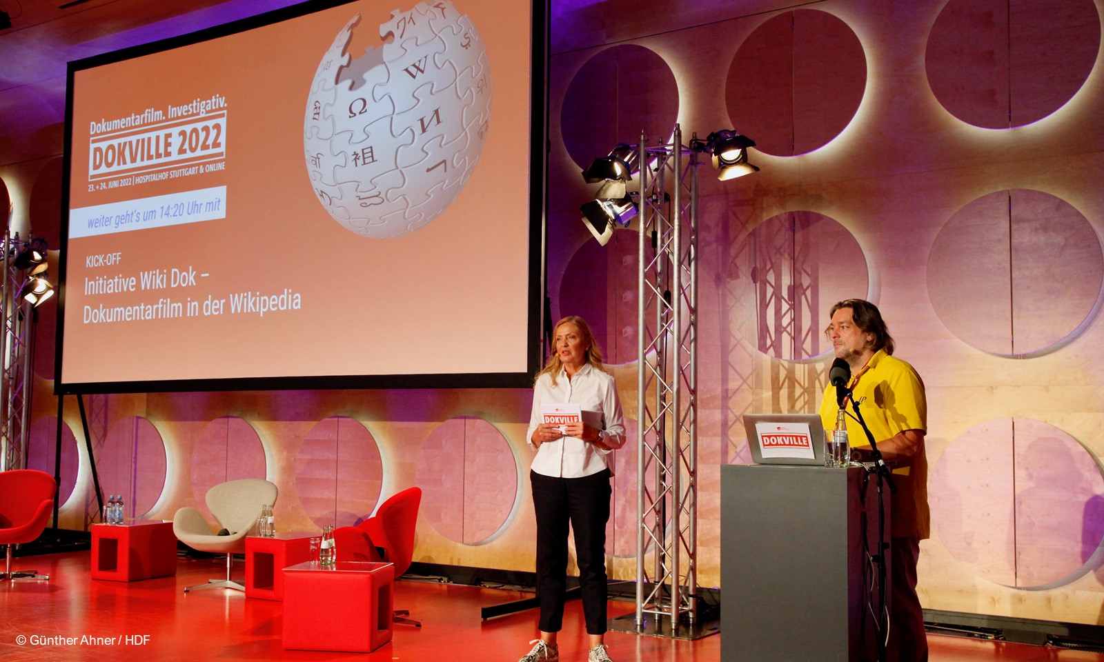 Astrid Beyer und Jenst Best auf der Bühne beim Vortrag zur Initiative Wiki DOK