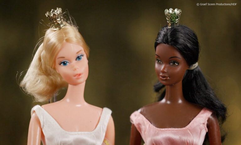 Nicola Graef über "Barbie. Die perfekte Frau?". Man sieht eine weiße und eine schwarze Puppe. (Graef Screen Productions/HDF)