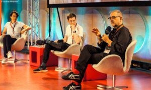 Case Study "Die wundersame Wandlung der Arbeiterklasse in Ausländer" FCase Study "Die wundersame Wandlung der Arbeiterklasse in Ausländer" Moderatorin Adrienne Braun (l.), Frédéric Hein (m.) und Samir (r.)