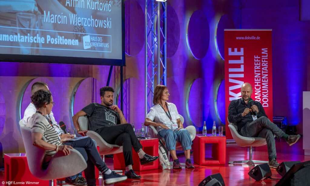 Adrienne Braun (Moderatorin), Armin Kurtović (Aktivist, Protagonist DAS DEUTSCHE VOLK), Ibrahim Arslan (Aktivist, Protagonist DIE MÖLLNER BRIEFE), Martina Priessner (Regisseurin DIE MÖLLNER BRIEFE) und Marcin Wierzchowski (Regisseur DAS DEUTSCHE VOLK)