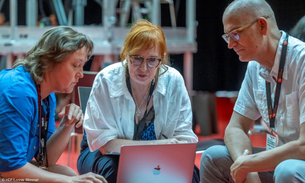 Speed-Dating Pitchende stellen Redakteur:innen ihre Doku-Ideen vor