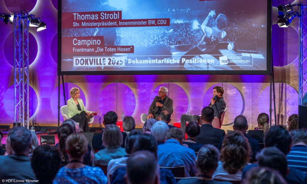 Birgitta Weber (Moderatorin), Thomas Strobl (stv. Ministerpräsident und Innenminister BW) und Campino (Frontmann der „Toten Hosen“)