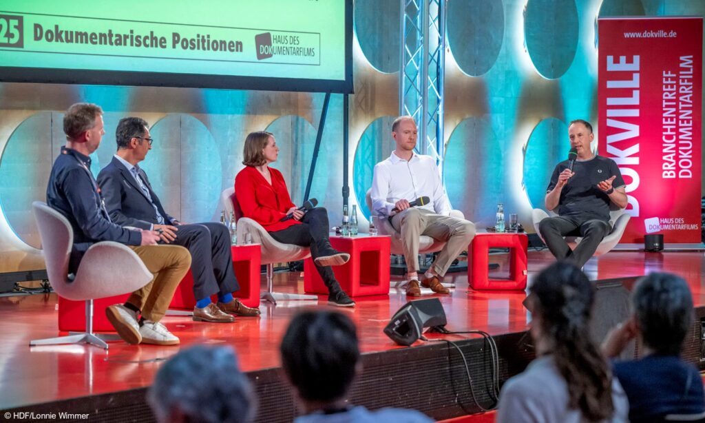 Martin Schmidt (Moderator), Cem Özdemir (Grünen-Politiker), Ann-Katrin Müller (DER SPIEGEL), David Gebhard (Investigativ-Magazin FRONTAL, ZDF) und Patrick Gensing (Lt. Medien und Kommunikation FC St. Pauli)