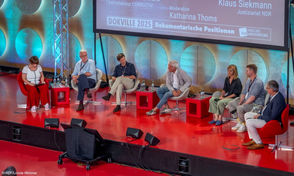 Volker Heise (Regisseur), Justus von Daniels (Chefredakteur Correctiv), Thomas Kufus (Geschäftsführer und Produzent, zero one film), Dr. Mirjam Dolderer (Teamleitung Redaktion Dokumentarfilm, SWR), Timo Großpietsch (Team Dokfilm & Geschichte, NDR) und Klaus Siekmann (Justiziariat, NDR)