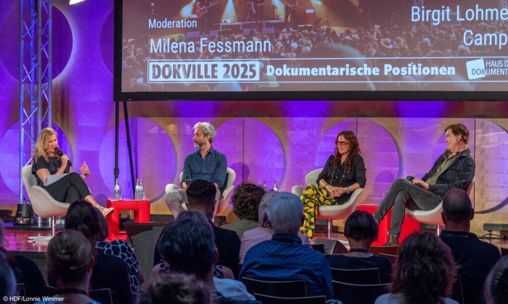 Milena Fessmann (Moderatorin und Filmproduzentin), Martin Groß (Regisseur JAMEL – LAUTER WIDERSTAND), Birgit Lohmeyer (Protagonistin, Initiatorin „Jamel rockt den Förster“) und Campino (Frontmann der „Toten Hosen“)