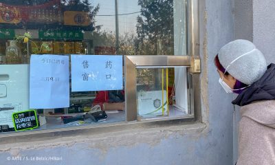Filmstill aus "China-Tagebuch in Quarantäne": Einkauf über kleines Fenster